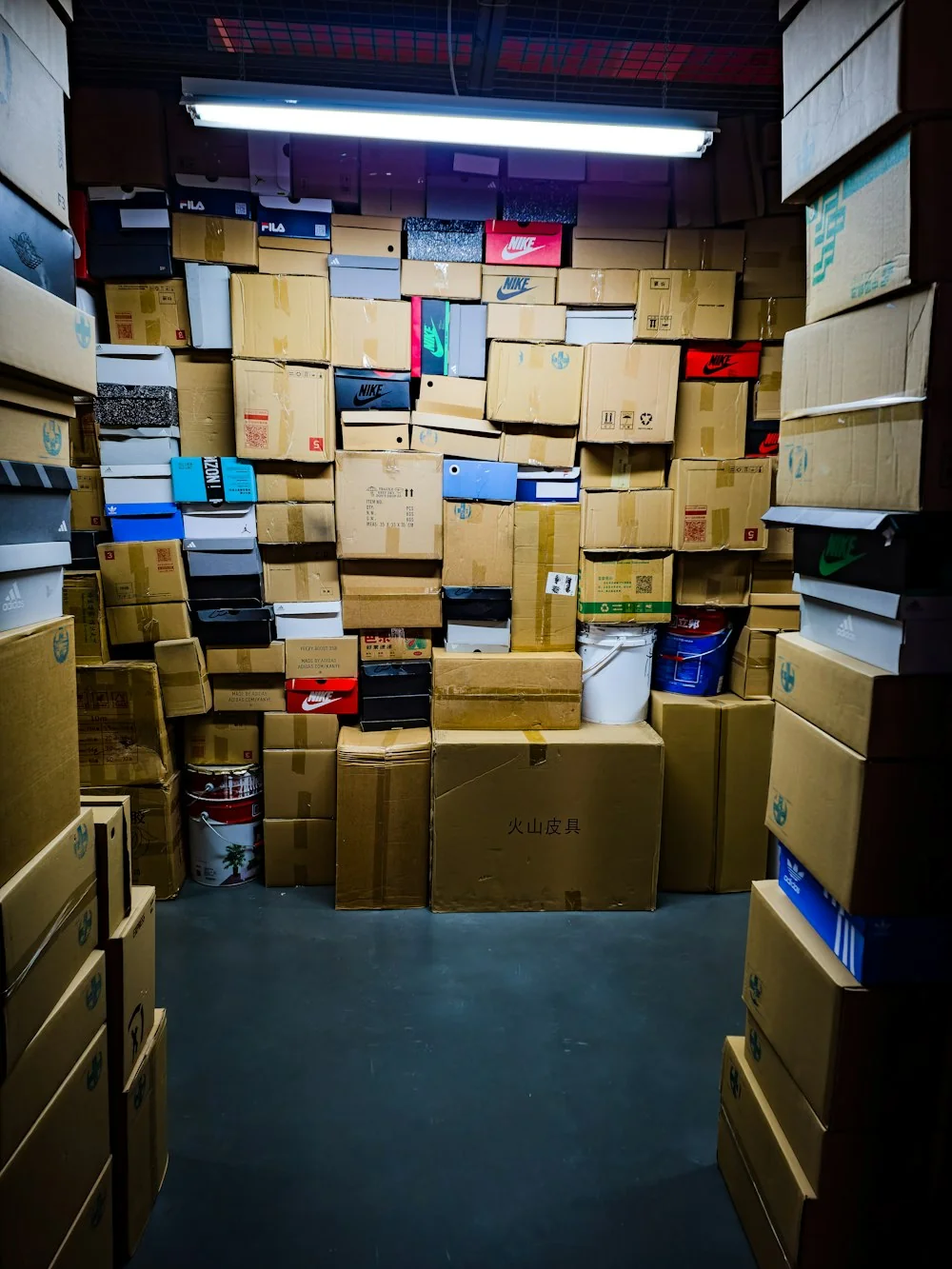 Verpackte Umzugskartons in einem sicheren Lagerraum in Berlin