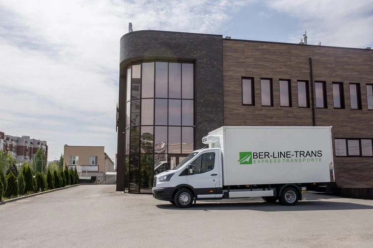 Transporte Berlin – weißer Transporter für Möbel- und Schwerlasttransporte