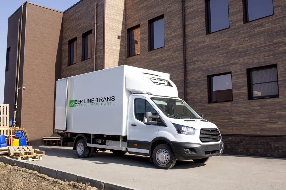 Weißer Transporter von BER-LINE-TRANS für Transporte in Berlin
